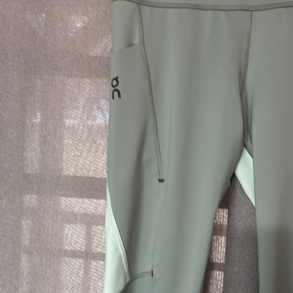 On Cloud women’s Performance Tights 7/8 - Picture 2 of 12